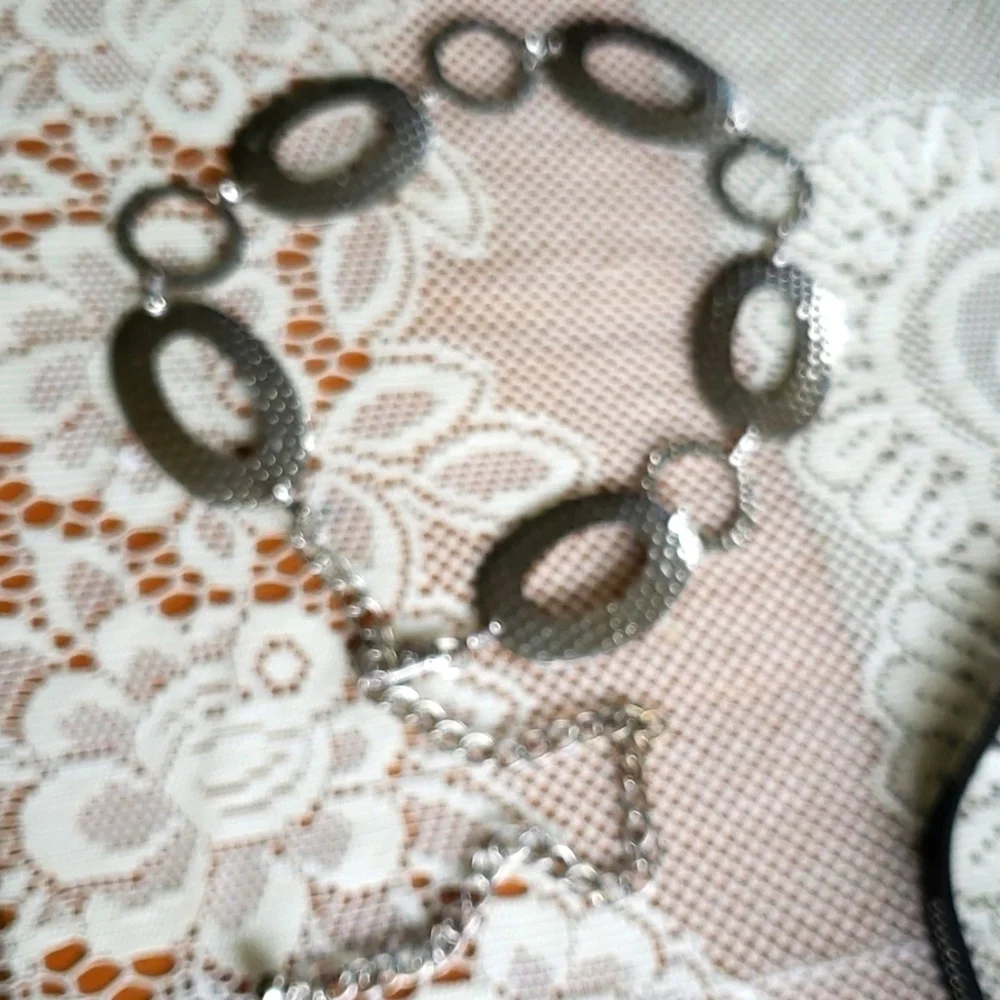 Hammered metal chain belt